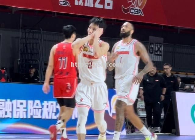 福建男篮险胜广州队，高效进攻表现